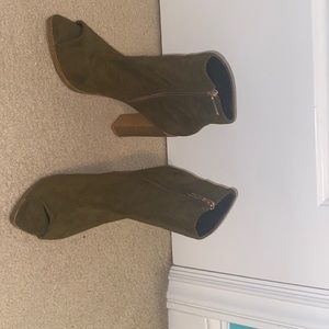 These high heel shoes have been worn once. In great condition. Size 6.5